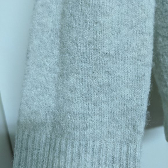 GAP Light Grey Oversized Woolen Sweater - Picture 5 of 9
